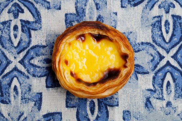 Wie gelingt ein traditioneller portugiesischer Pastel de Nata mit knusprigem Blätterteig und cremiger Füllung?