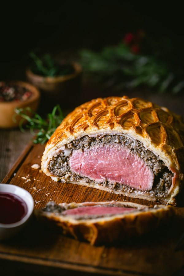 Wie macht man ein klassisches Beef Wellington mit perfekt gebratenem Filet?